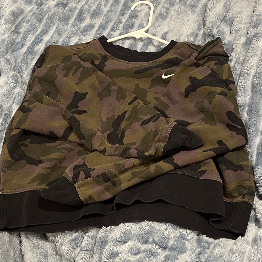 nike camo cropped crewneck